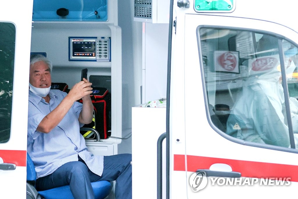 (서울=연합뉴스) 신종 코로나바이러스 감염증(코로나19) 확진 판정을 받은 사랑제일교회 전광훈 목사가 17일 오후 서울 성북구 사랑제일교회 사택을 나와 성북보건소 차량에 탑승해 있다. 2020.8.17
