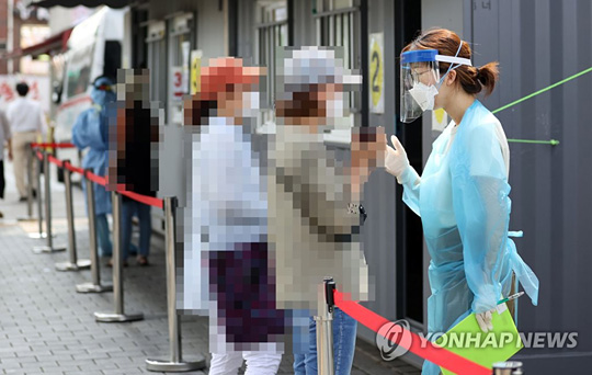 (서울=연합뉴스) 지난 17일 서울 성북구보건소에 마련된 신종 코로나바이러스감염증(코로나19) 임시 선별진료소에서 시민들이 검사를 위해 진료소로 향하고 있다. [연합뉴스 자료사진]