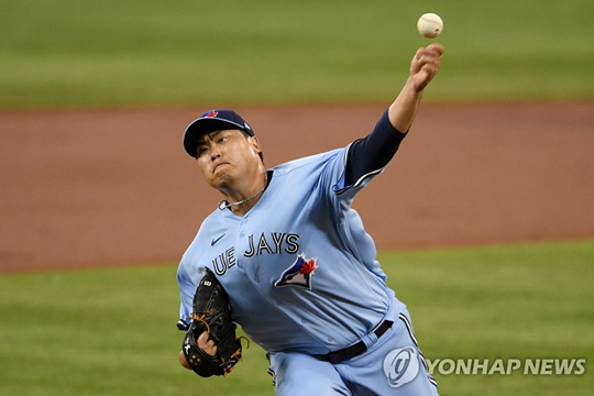 (볼티모어 AP=연합뉴스) 미국프로야구 메이저리그(MLB) 토론토 블루제이스 류현진이 17일(현지시간) 미국 메릴랜드 주 볼티모어 오리올 파크에서 열린 볼티모어 오리올스와의 경기에 선발 등판해 1회 투구하고 있다.