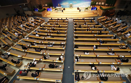 지난 16일 오후 경기도 용인시 새에덴교회에서 신도들이 거리두기를 지키며 앉아 있다. [연합뉴스 자료사진]