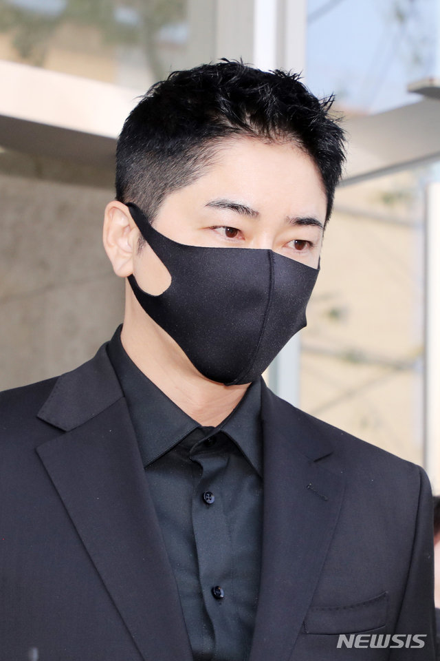 [수원=뉴시스] 성폭행 및 성추행 혐의로 1심에서 징역형의 집행유예를 선고받은 배우 강지환(본명 조태규·43)이 11일 오후 경기 수원시 영통구 수원고등법원에서 열린 항소심 선고 공판을 마치고 법정을 나서고 있다. 2020.06.11.