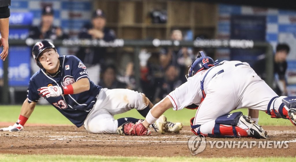 (부산=연합뉴스) 18일 부산 사직구장에서 열린 프로야구 두산 베어스 - 롯데 자이언츠 경기. 3회 초 2사 1루에서 두산 최주환이 정수빈의 우중간 2루타 때 홈에서 세이프되고 있다. 2020.8.18