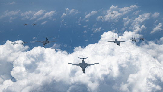 전략폭격기 B-1B 랜서 4대, B-2 스피릿 스텔스 폭격기 2대 등 6대의 미군 폭격기와 일본 항공자위대 소속 F-15J 전투기가 미·일 연합훈련 기간과 하반기 한·미 연합지휘소 훈련 하루 전인 지난 17일 미국 본토와 괌에서 출격해 대한해협과 일본 인근 상공에서 연합훈련을 펼치고 있다. 미 태평양공군사령부 홈페이지 캡처