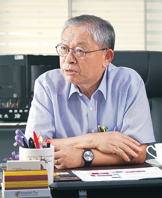 올해 한국 최고과학기술인으로 뽑힌 서판길 한국뇌연구원 원장이 대구 집무실에서 소감을 이야기하고 있다.  한국뇌연구원 제공