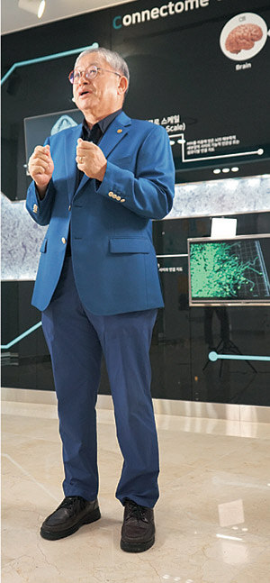 서판길 한국뇌연구원 원장이 대구 본원 홍보관에서 뇌과학의 중요성을 강조하고 있다.
