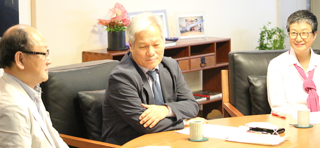 배기동(가운데) 국립중앙박물관장과 윤범모(왼쪽) 국립현대미술관장, 장인경 국제박물관협의회 한국위원장이 대담을 하고 있다.