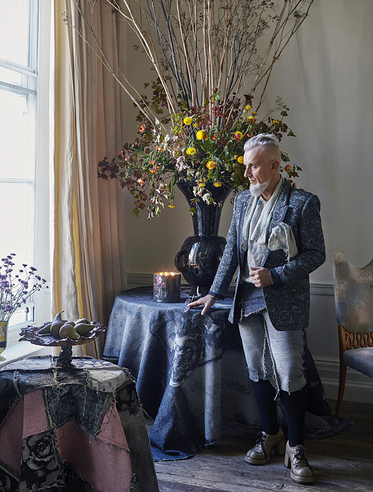 마틴 톰슨이 조 말론 런던과 협업해 제작한 ‘마틴 톰슨 컬렉션’이 놓인 테이블 옆에 서 있다. 마틴 톰슨은 호주 시드니 출신의 대표 패션 디자이너이자 사진작가다. 이번 컬렉션은 그의 회화적이고 감각적인 느낌을 살린 도자기 제품에 조 말론 런던의 시그니처 향을 더한 것이 특징이다. 조 말론 런던 제공