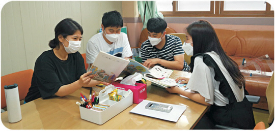 울산 동구 상진초등학교 김현정(38·왼쪽 첫 번째) 교사가 동료 교사들과 수업 지도안에 대해 논의하고 있다.   초록우산어린이재단 제공