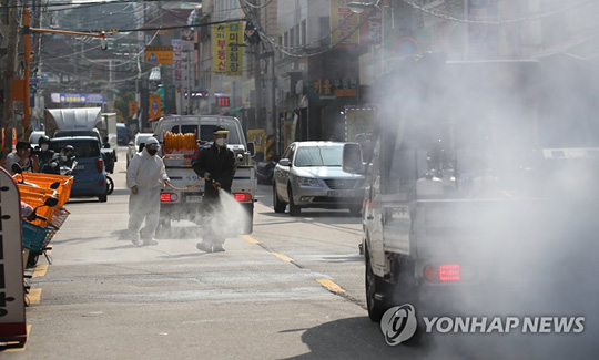 (서울=연합뉴스) 지난 18일 오후 서울 성북구 장위2동 사랑제일교회 인근 도로에서 장위동 상인, 주민, 공무원 등이 합동 방역 활동을 벌이고 있다. [연합뉴스 자료사진]