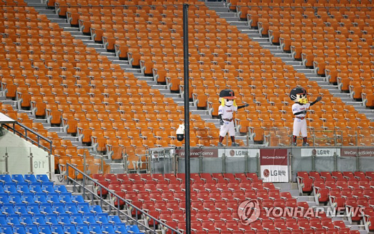 (서울=연합뉴스) 18일 서울 잠실야구장에서 열린 2020 KBO 프로야구 KIA 타이거즈와 LG 트윈스의 경기. LG 마스코트들이 무관중 경기 속 응원을 하고 있다. 2020.8.18