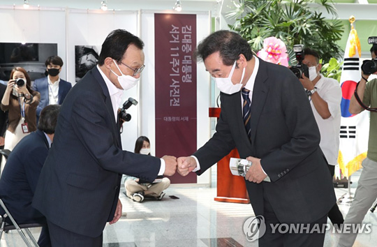 (서울=연합뉴스) 더불어민주당 이해찬 대표와 이낙연 당 대표 후보(오른쪽)가 18일 오후 서울 여의도 국회 의원회관에서 열린 고(故) 김대중 전 대통령 서거 11주기 사진전 개막식에서 인사하고 있다. 2020.8.18