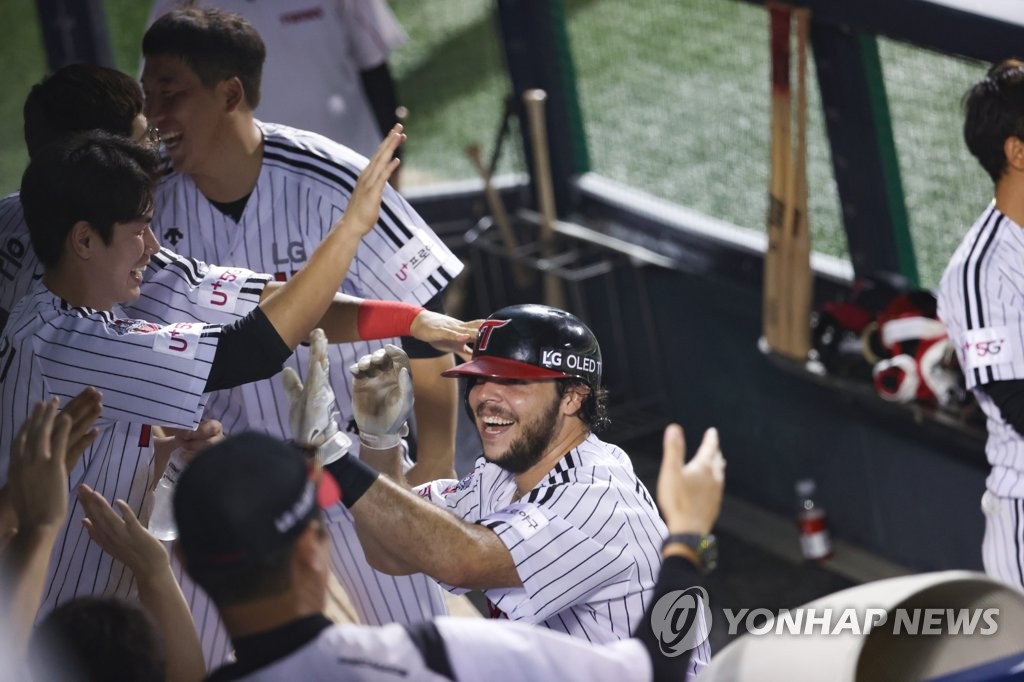 (서울=연합뉴스) 19일 서울 잠실야구장에서 열린 2020 KBO리그 KIA 타이거즈와 LG 트윈스의 경기.7회말 무사 상황에서 LG 라모스가 솔로홈런을 친 뒤 동료들의 축하를 받고 있다. 2020.8.19