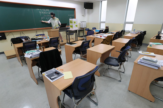수도권 지역의 ‘사회적 거리 두기’ 2단계 조치로 300명 이상 수강생이 있는 학원 등에 대한 일시 폐쇄가 이뤄진 20일 오전 서울 종로학원 강남 본원에서 강사가 화상수업을 진행하고 있다. 연합뉴스