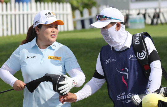 박인비(왼쪽)가 지난달 30일 열린 제주 삼다수 마스터스 1라운드에서 10번 홀 티샷을 한 뒤 남편 남기협 씨와 함께 밝은 표정으로 이동하고 있다.   연합뉴스