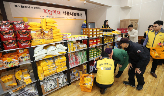 <포스트 코로나, ‘相生’으로 주도한다>독거노인에게 보양식·선풍기 전달… 추석선물·패딩점퍼도 준비