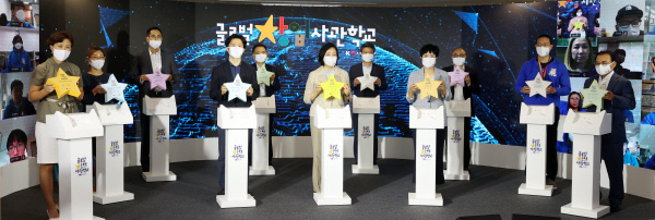 글로벌창업사관학교가 19일 강남 본교(스파크플러스 강남 2호점 20층)에서 개교식을 갖고 문을 열었다. 왼쪽부터 ms 이지은 대표, 500startup 김경민 대표, plug&play 송명수 대표, aws윤정원 대표, 창진원 김광현 원장, 박영선 중기부 장관, 중소기업진흥공단 김학도 이사장, intel 권명숙 대표, kaist 정송 ai대학원장, 입교생 임성민 대표, nvidia 유응준 대표.  중소벤처기업부 제공