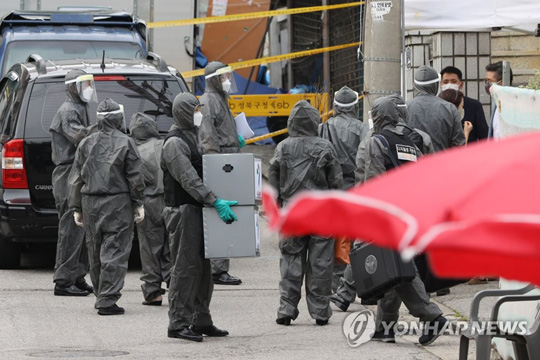 (서울=연합뉴스) 중앙사고수습본부, 중앙방역대책본부, 서울시 등 관계자들이 20일 오후 서울 성북구 사랑제일교회 역학조사를 하기 위해 준비하고 있다. 2020.8.20