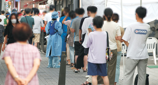 서울 성북구를 중심으로 사랑제일교회발 집단감염이 확산 중인 가운데 21일 오전 성북구보건소에 마련된 신종 코로나바이러스 감염증(코로나19) 선별진료소를 찾은 시민들이 검사를 받기 위해 길게 줄을 서 있다.  연합뉴스