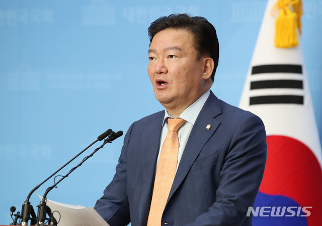 [서울=뉴시스] 김진아 기자 = 민경욱 미래통합당 의원이 19일 서울 여의도 국회 소통관에서 투표지분류기의 송수신 기능과 관련해 드러난 진전된 상황에 대해 기자회견을 하고 있다. 2020.05.19.