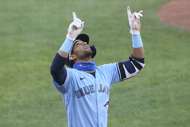 토론토 블루제이스의 로우르데스 구리엘 주니어가 21일 오전(한국시간) 미국 뉴욕주 버펄로 살렌필드에서 열린 필라델피아 필리스와의 MLB 홈 경기 더블헤더 2차전에서 6회 말 3점 홈런을 터트린 뒤 세리머니를 펼치고 있다. AP연합뉴스