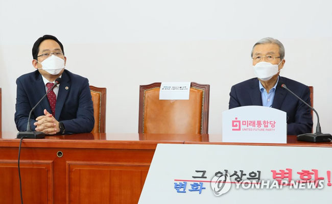 (서울=연합뉴스) 진성철 기자 = 미래통합당 김종인 비상대책위원장(오른쪽)이 23일 국회에서 최대집 대한의사협회장을 만나고 있다. 2020.8.23