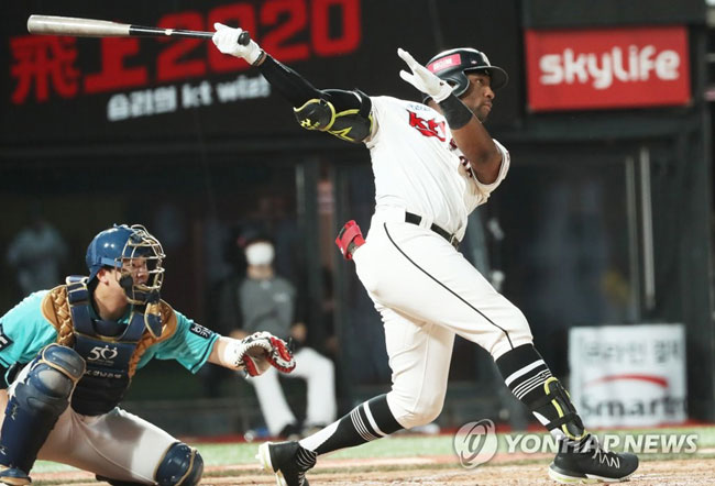 (수원=연합뉴스) 홍기원 기자 = 23일 경기도 수원케이티위즈파크에서 열린 2020 KBO리그 프로야구 NC 다이노스와 kt wiz의 경기. 6회말 1사 주자 1, 2루에서 KT 로하스가 3점 홈런을 치고 있다. 2020.8.23