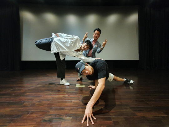 루키(신광현·왼쪽부터), 정경태 대한브레이킹협회장, 트랜스(김도창)가 지난 19일 서울 용산구 전쟁기념관의 이병형홀에서 브레이킹 포즈를 연출하고 있다.