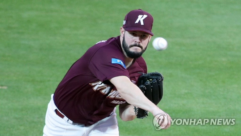 (수원=연합뉴스) 한상균 기자 = 25일 경기도 수원케이티위즈파크에서 열린 프로야구 키움-kt 경기.1회 키움 선발 브리검이 투구하고 있다. 2020.8.25