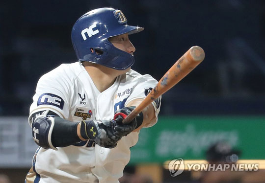 (창원=연합뉴스) 우정식 기자 = 25일 경남 창원NC파크에서 열린 프로야구 한화 이글스-NC 다이노스 경기. 5회말 1사 1루에서 NC 나성범이 중월 2점 홈런을 치고 타구를 바라보고 있다. 2020.8.25