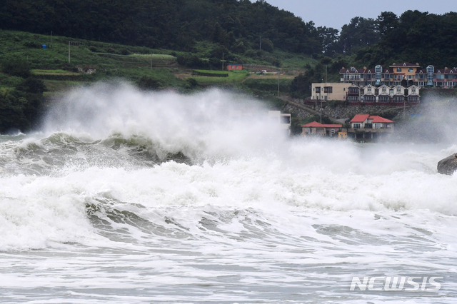 [남해=뉴시스]제8호 태풍 ‘바비’가 북상 중인 26일 오후 경남 남해군 미조면 송정마을 인근 해변에 높은 파도가 몰아치고 있다. 2020.08.26.