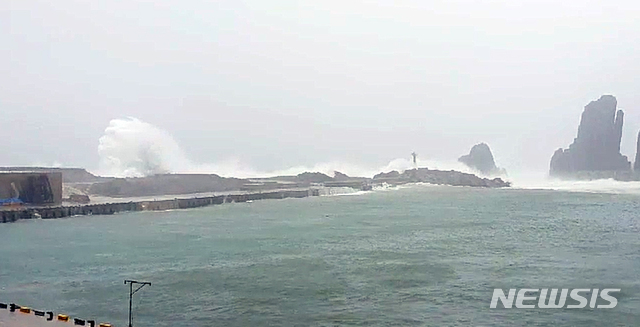 [신안=뉴시스]  제8호 태풍 ‘바비’가 북상하고 있는 26일 전남 신안군 흑산면 가거도 인근 해상에 파도가 거세게 몰아치고 있다. (사진=목포해경 제공) 2020.08.26.