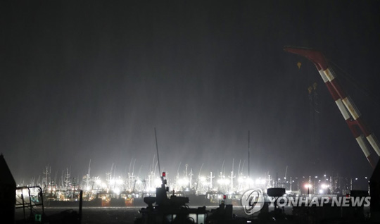 (목포=연합뉴스)  제8호 태풍 ‘바비’가 북상한 26일 오후 전남 목포시 북항에 불을 밝히고 피항 중인 선박들 위로 비바람이 쏟아지고 있다. 2020.8.26