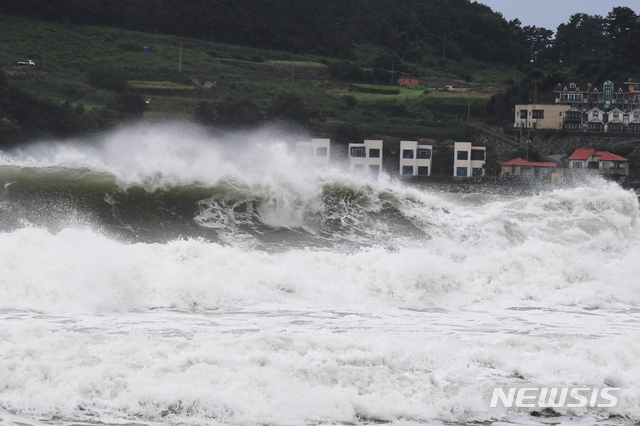 【남해=뉴시스】차용현 기자 = 제8호 태풍 ‘바비(BAVI)’가 북상 중인 26일 오후 경남 남해군 미조면 송정마을 인근 해변에 높은 파도가 몰아치고 있다. 2020.08.26.