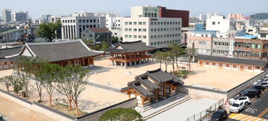 전북 전주시가 문화재 보수정비 사업의 일환으로 조선 시대 호남과 제주지역을 다스린 전라감영의 복원을 마무리했다. 신종 코로나바이러스 감염증(코로나19) 여파로 개방은 잠정 연기됐지만 준공식은 10월 7일 비대면으로 치러질 예정이다.  전주시청 제공