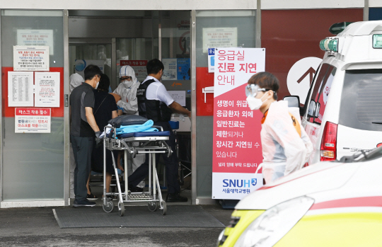 의료계 총파업 사흘째인 28일 오전 서울 종로구 서울대병원 응급실에 밀려든 환자가 의료진 부족 등을 이유로 다른 병원으로 이송되고 있다.