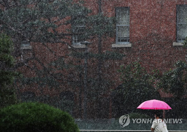 (서울=연합뉴스) 박동주 기자 = 비가 내린 28일 오후 우산을 쓴 한 시민이 서울대학교 병원을 지나고 있다. 2020.8.28