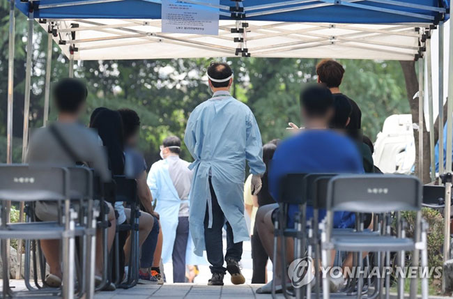 (서울=연합뉴스) 홍해인 기자 = 28일 서울 노원구 보건소에 추가로 마련된 선별진료소에서 빛가온교회 신도들이 신종 코로나 바이러스 감염증(코로나19) 검사를 위해 대기하고 있다.