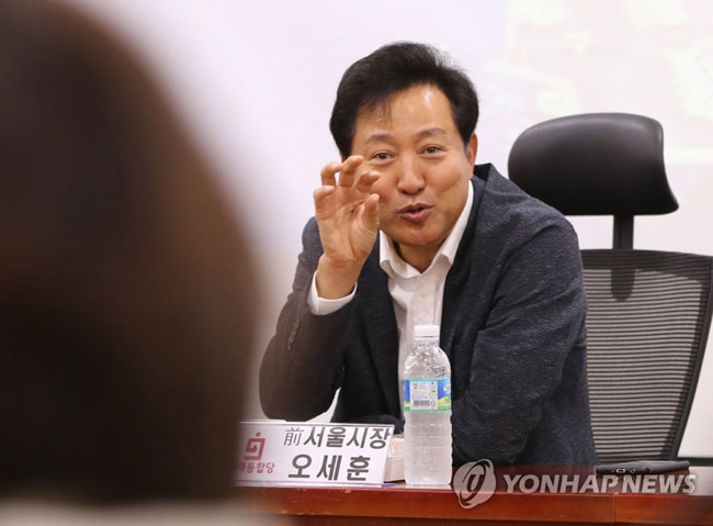 오세훈 전 서울시장이 지난달 서울 여의도 국회 의원회관에서 열린 미래통합당 ‘명불허전 보수다’ 초청 강연에 강사로 참석, 시작전 의원들과 대화하고 있다.[연합뉴스 자료사진]