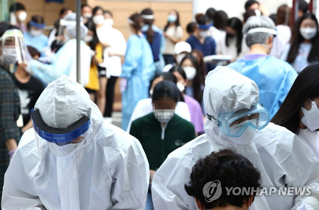 (서울=연합뉴스) 류영석 기자 = 서울 강남구 진선여자중학교 교사 중 코로나19 확진자가 발생한 지난 28일 오후 서울 강남구 보건소에서 의료진이 분주하게 업무를 보고 있다. 2020.8.28
