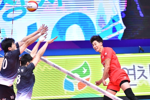 (서울=연합뉴스) 한국전력 라이트 박철우가 29일 충북 제천체육관에서 열린 대한항공과의 2020 제천·MG새마을금고컵 프로배구대회 남자부 결승전에서 세리머니를 펼치고 있다. [한국배구연맹 제공. 재판매 및 DB 금지]