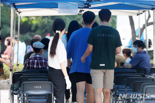 [서울=뉴시스]신종 코로나바이러스 감염증(코로나19) 집단 감염이 발생한 서울 노원구 빛가온교회 교인과 가족, 방문자 등이 28일 오후 서울 노원구 노원구보건소 선별진료소를 찾아 검사를 기다리고 있다. 2020.08.28.