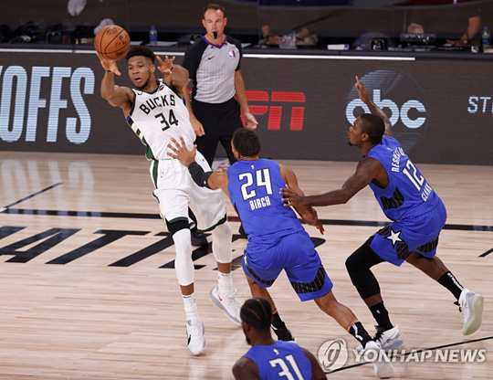 올랜도 수비를 피해 패스하는 아데토쿤보 [EPA=연합뉴스]