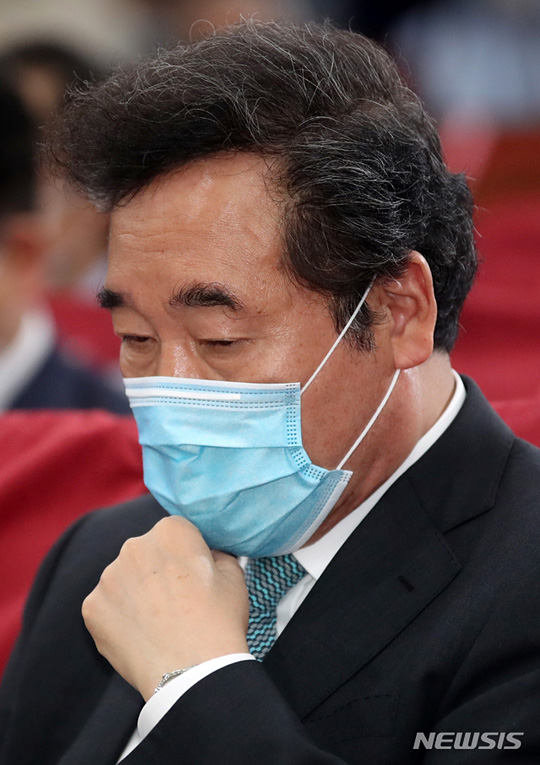 [서울=뉴시스]이낙연 민주당 의원이 14일 서울 여의도 국회에서 열린 ‘다시, 평화의 길 번영의 문으로’ 남북교류 관련 토론회에서 생각에 잠겨있다. 2020.08.14.