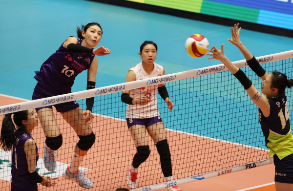 흥국생명의 김연경이 30일 충북 제천체육관에서 열린 현대건설과 2020 제천·MG새마을금고컵 프로배구 대회 여자부 개막전에서 스파이크를 시도하고 있다.  연합뉴스