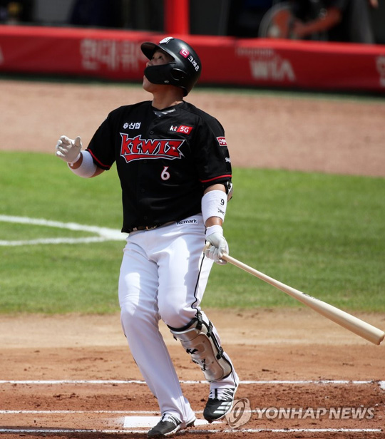 (광주=연합뉴스) 30일 오후 광주-기아챔피언스필드에서 열린 2020 KBO리그 kt 위즈와 KIA 타이거즈의 더블헤더 1차전에서 kt 5번 타자 박경수가 1회 초 2사 1, 2루 때 왼쪽 펜스 상단을 때리는 2타점 2루타를 날리고 있다. 2020.8.30