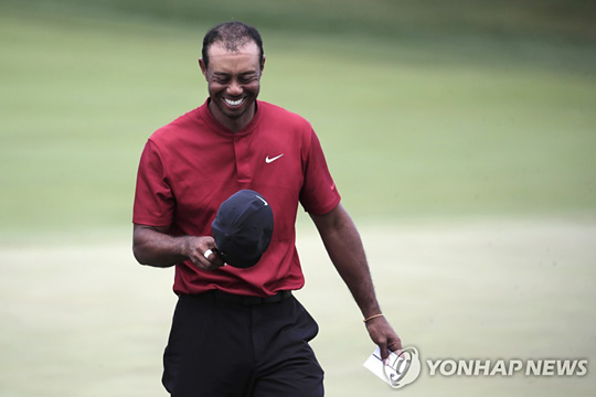 2019-2020시즌을 마친 뒤 모자를 벗고 웃어 보이는 우즈. [EPA=연합뉴스]
