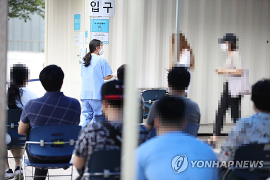 (서울=연합뉴스) 지난 1일 중랑구 서울의료원 코로나19 선별진료소에서 시민들이 코로나19 검사를 받기 위해 기다리고 있다. [연합뉴스 자료사진]