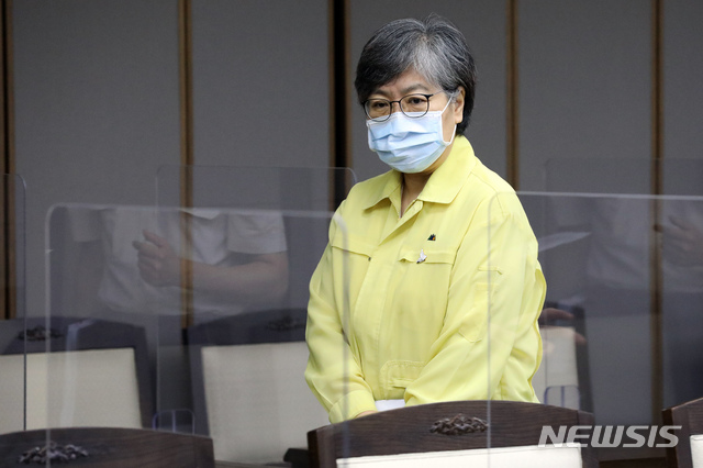 [세종=뉴시스]정은경 질병관리본부장이 지난 2일 오전 정부세종청사에서 열린 신종 코로나바이러스 감염증(코로나19) 대응 중앙재난안전대책본부 회의 겸 제9호 태풍 ‘마이삭’ 점검 회의에 참석하고 있다. 2020.09.02.