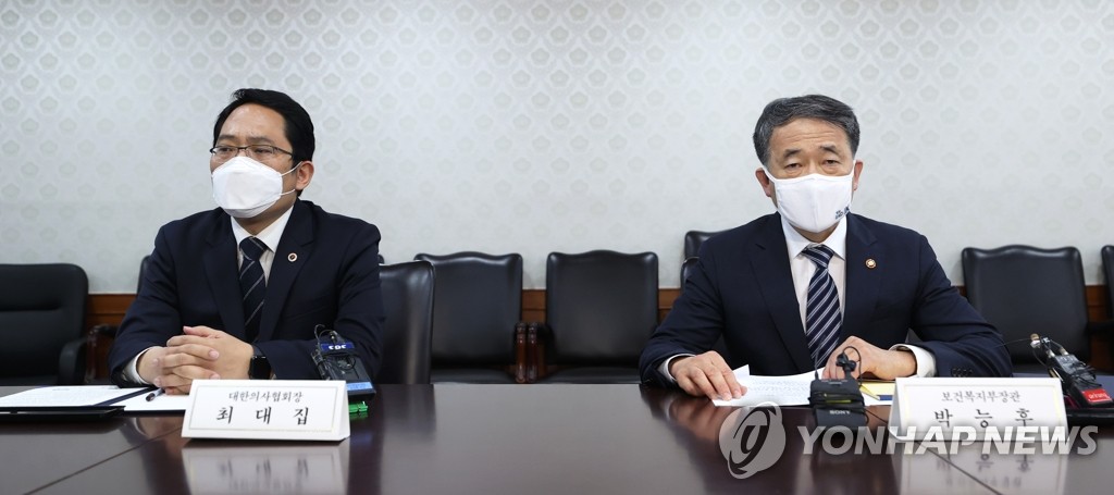 (서울=연합뉴스) 이지은 기자 = 박능후 보건복지부 장관(오른쪽)과 최대집 대한의사협회장이 4일 오후 서울 광화문 정부서울청사에서 열린 의·정 협의체 구성 합의서 체결식에서 합의서에 서명하기 위해 대기하고 있다. 2020.9.4