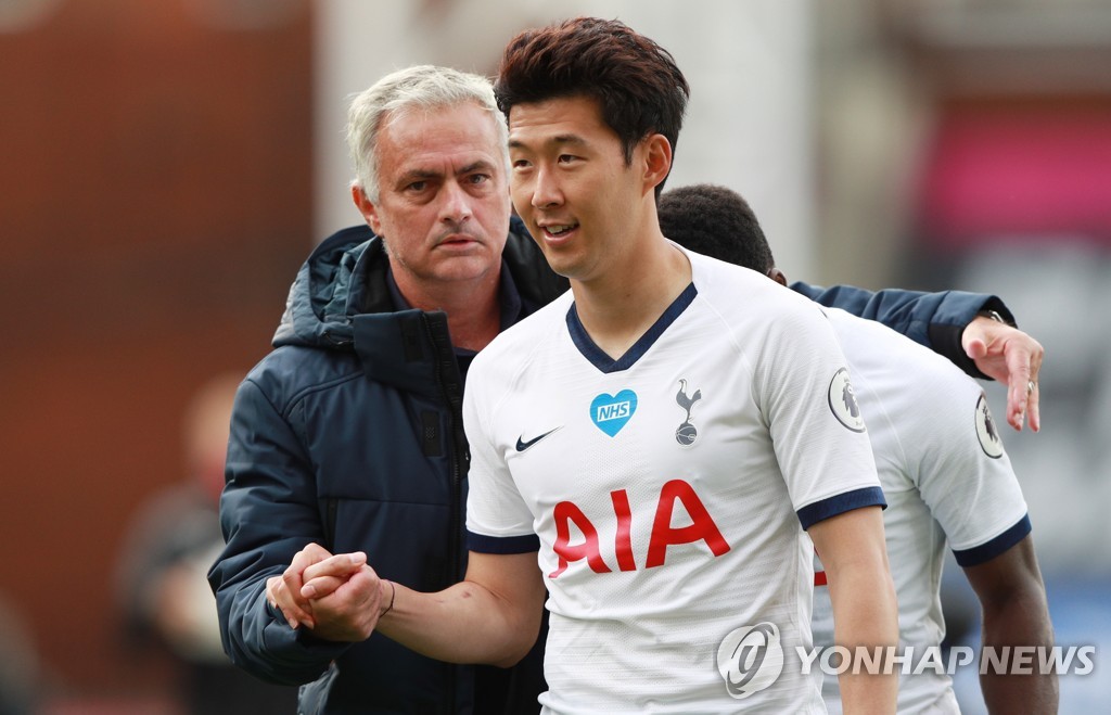 경기 후 모리뉴 감독과 손잡는 손흥민 [EPA=연합뉴스 자료사진]